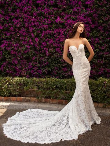 Sweetheart neckline mermaid gown.