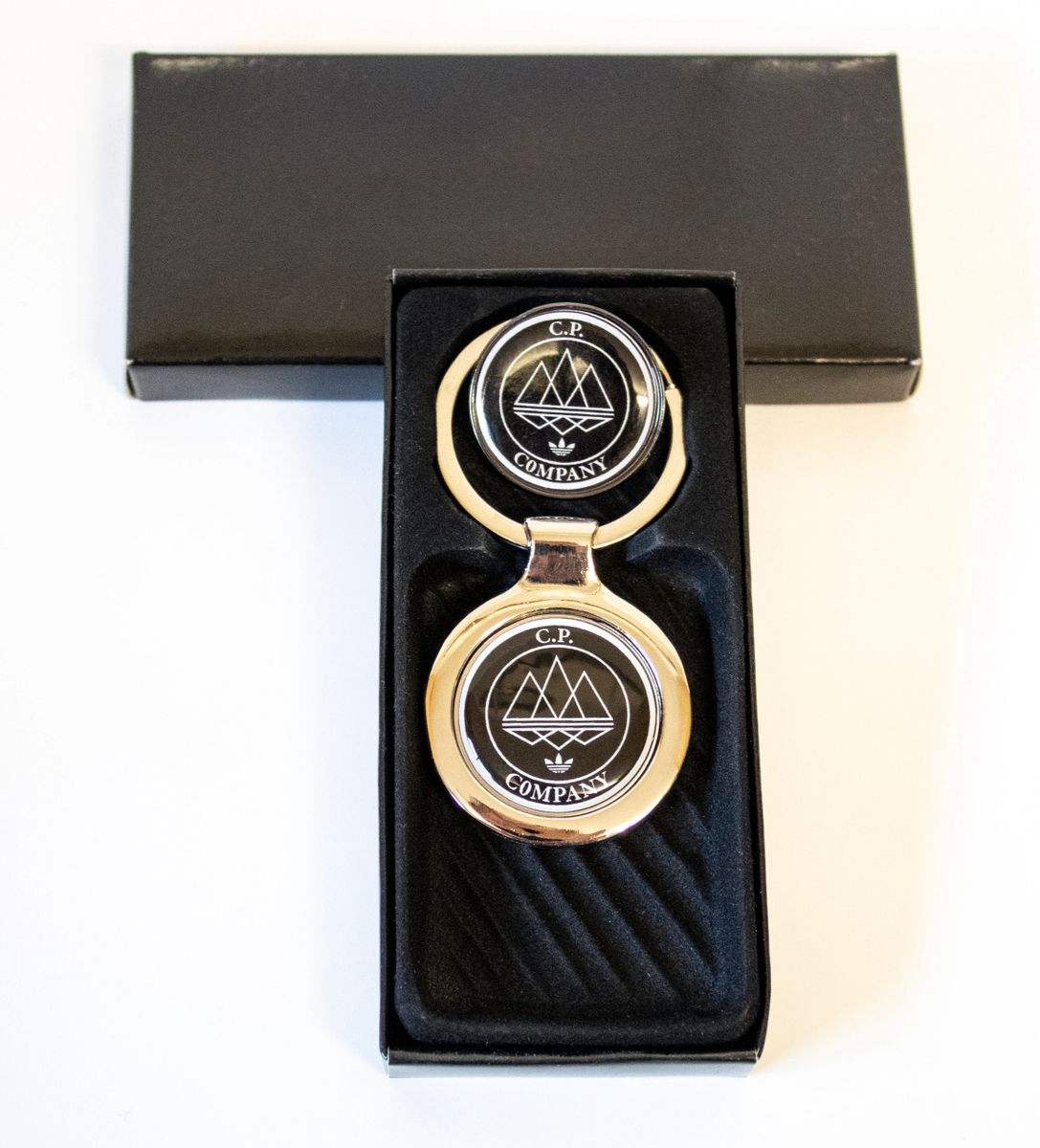 C.P. COMPANY SPEZIAL lapel badge and key ring set