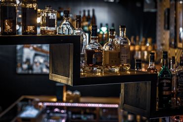 Stairs Bar Berlin | Cocktail & Zigarren
Große Auswahl an Rum und Whisky. 