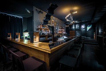 Stairs Bar Berlin | Cocktail & Zigarren
Große Auswahl an Rum und Whisky. 