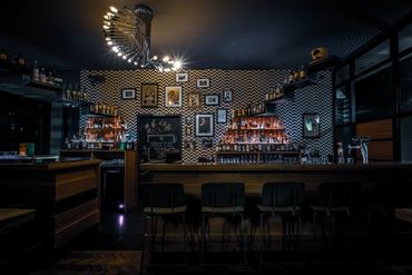 Stairs Bar Berlin | Cocktail & Zigarren
Große Auswahl an Rum und Whisky. 