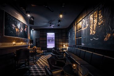 Stairs Bar Berlin | Cocktail & Zigarren
Große Auswahl an Rum und Whisky. 