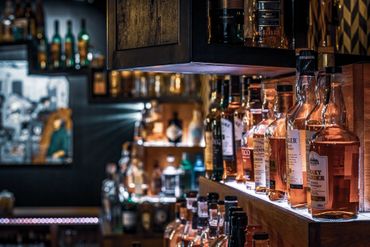 Stairs Bar Berlin | Cocktail & Zigarren
Große Auswahl an Rum und Whisky. 