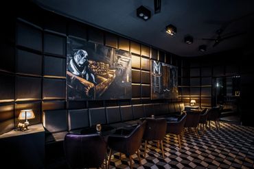 Stairs Bar Berlin | Cocktail & Zigarren
Große Auswahl an Rum und Whisky. 