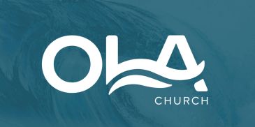 Logo blanco de OLA Church con fondo azul.