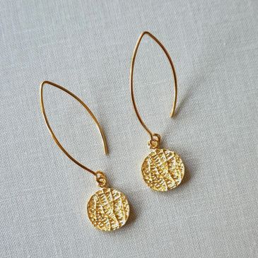 Textured Disc Earrings

24k gold vermeil charm on 24k gold vermeil ear wires