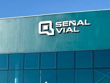 Modern building facade with 'SENAL VIAL' logo in white letters.