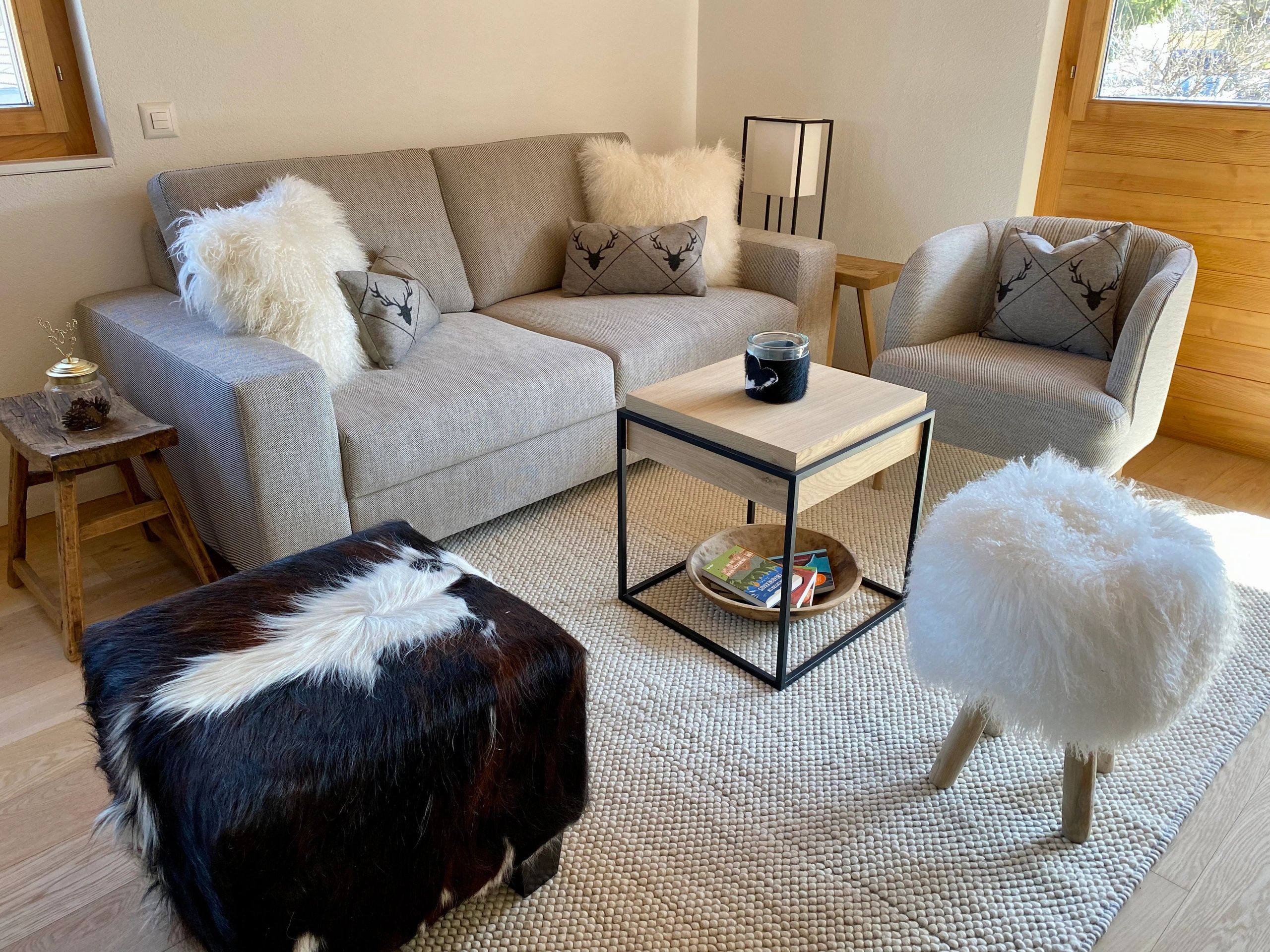 Wohnzimmer mit Zugang zum Balkon