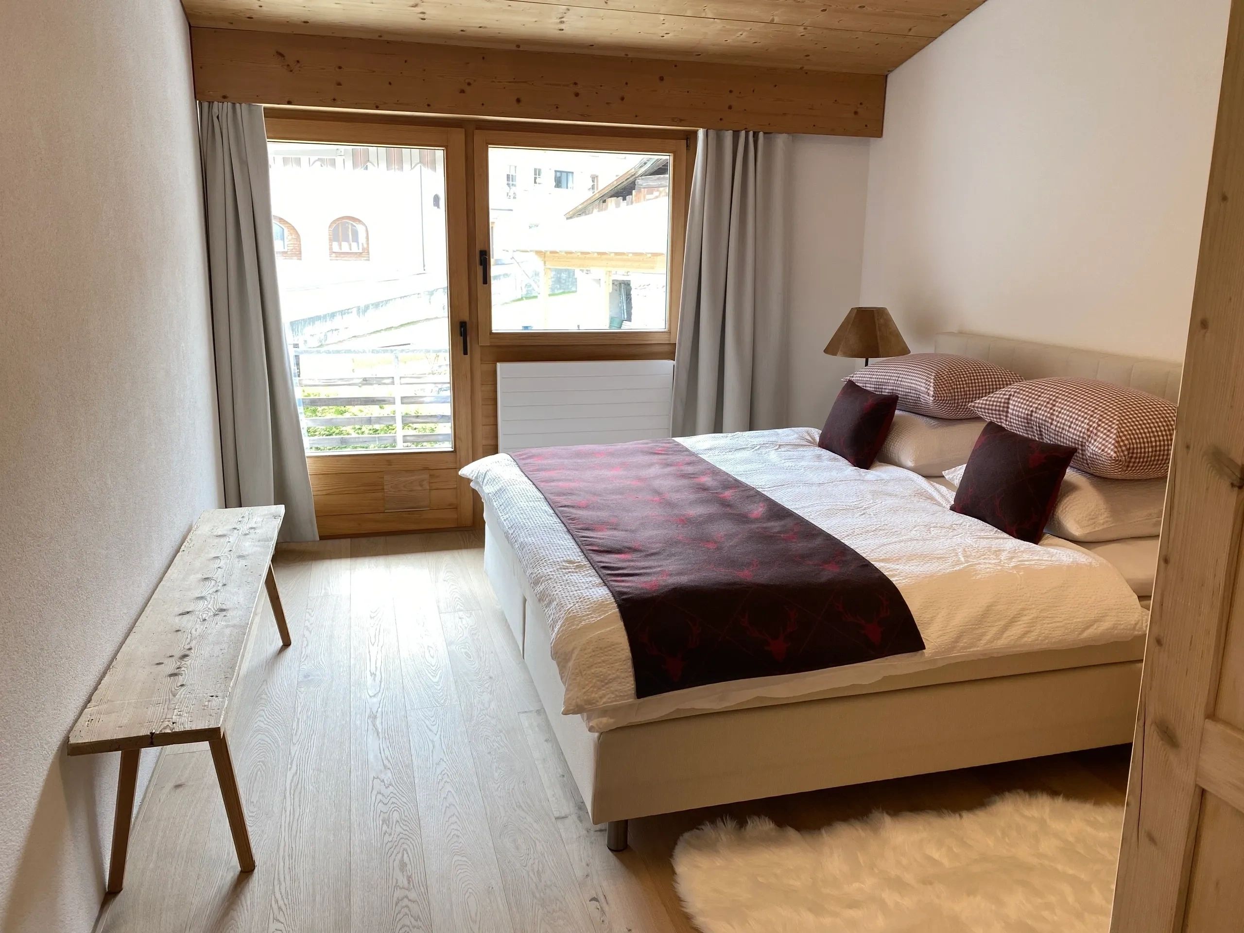 Schlafzimmer mit Türe zum Balkon