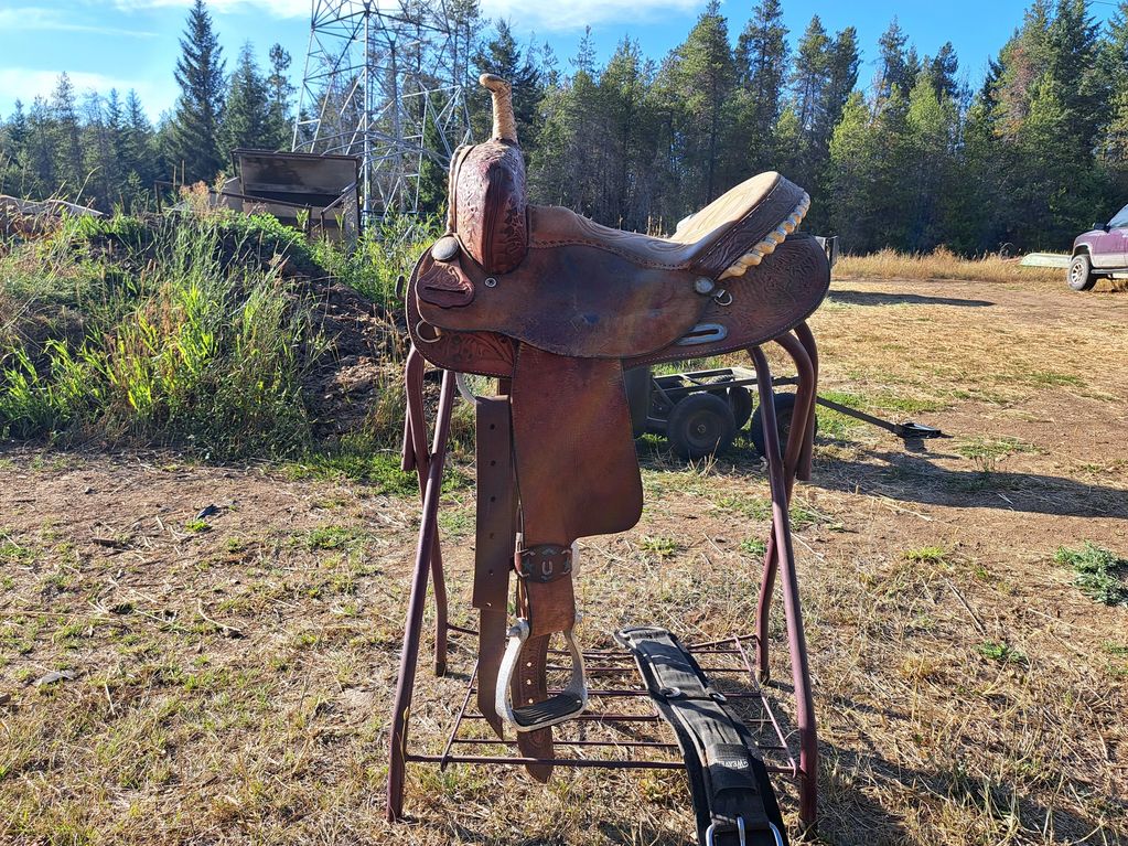 14.5" Barrel Saddle, 6 3/4" gullet. No name on it. Well made saddle, fits a variety of horses. $500 