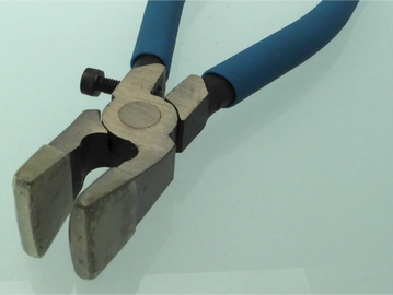 Image of a art glass pliers.