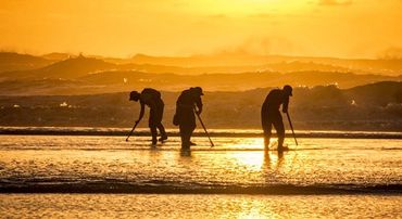 people clamming 