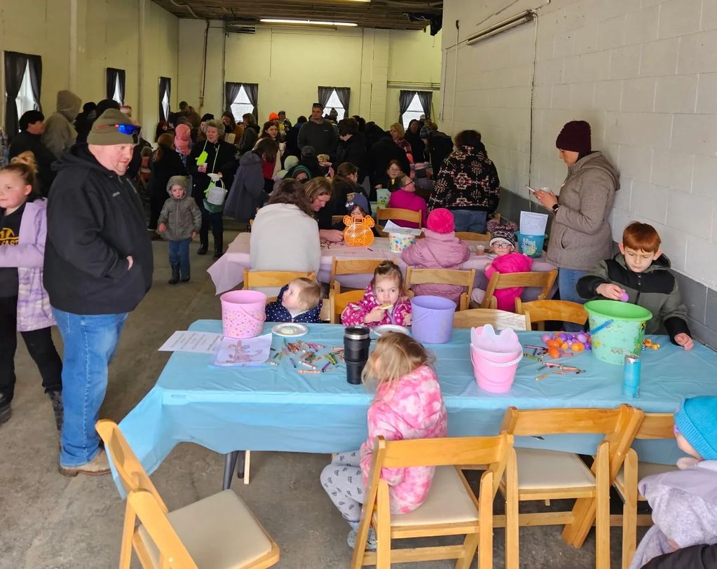 Overview of people attending the Easter Egg Hunt on March 28, 2026.