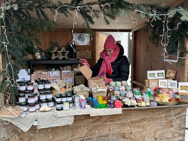 Weihnachtsmarkt Stand mit slebstgemachter Naturkosmetik, Naturseifen, Badesalzen, Kerzen Badepraline