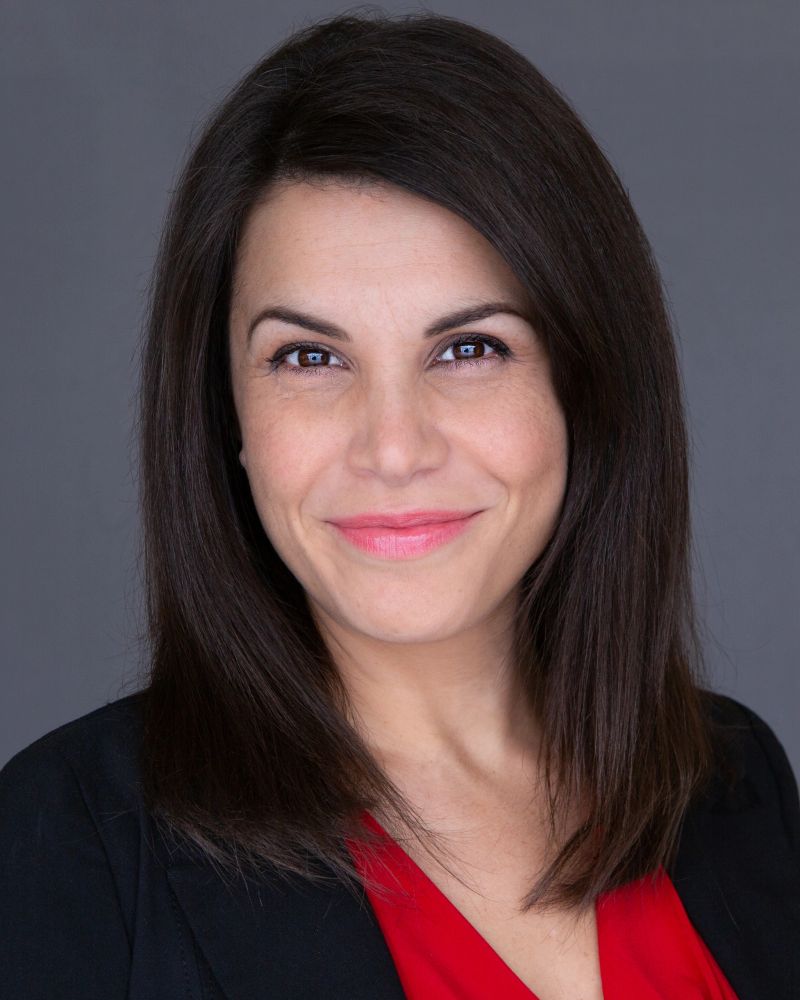 Leslie headshot 2