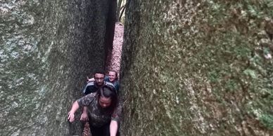 Trilha do Labirinto, fenda entre paredão de granito