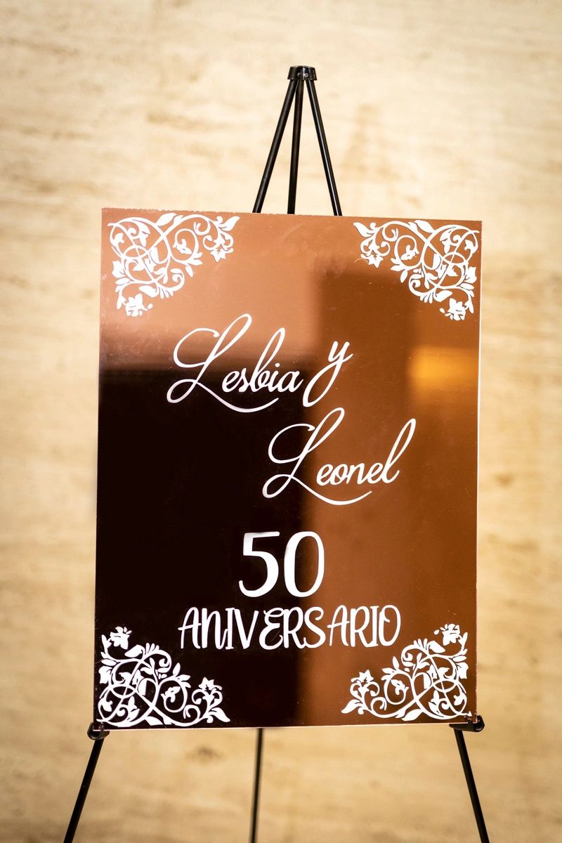 Elegant sign celebrating Lesbia and Leonel's 50th anniversary.
