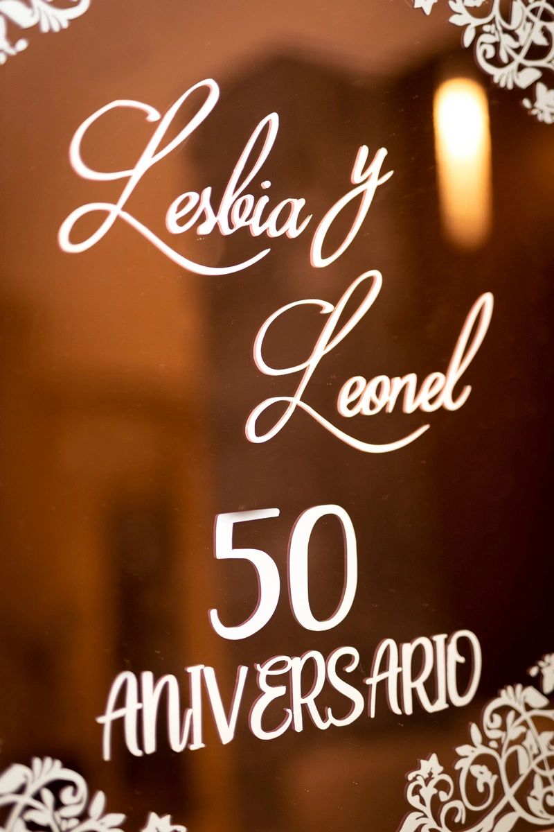 Elegant sign celebrating Lesbia and Leonel's 50th anniversary.