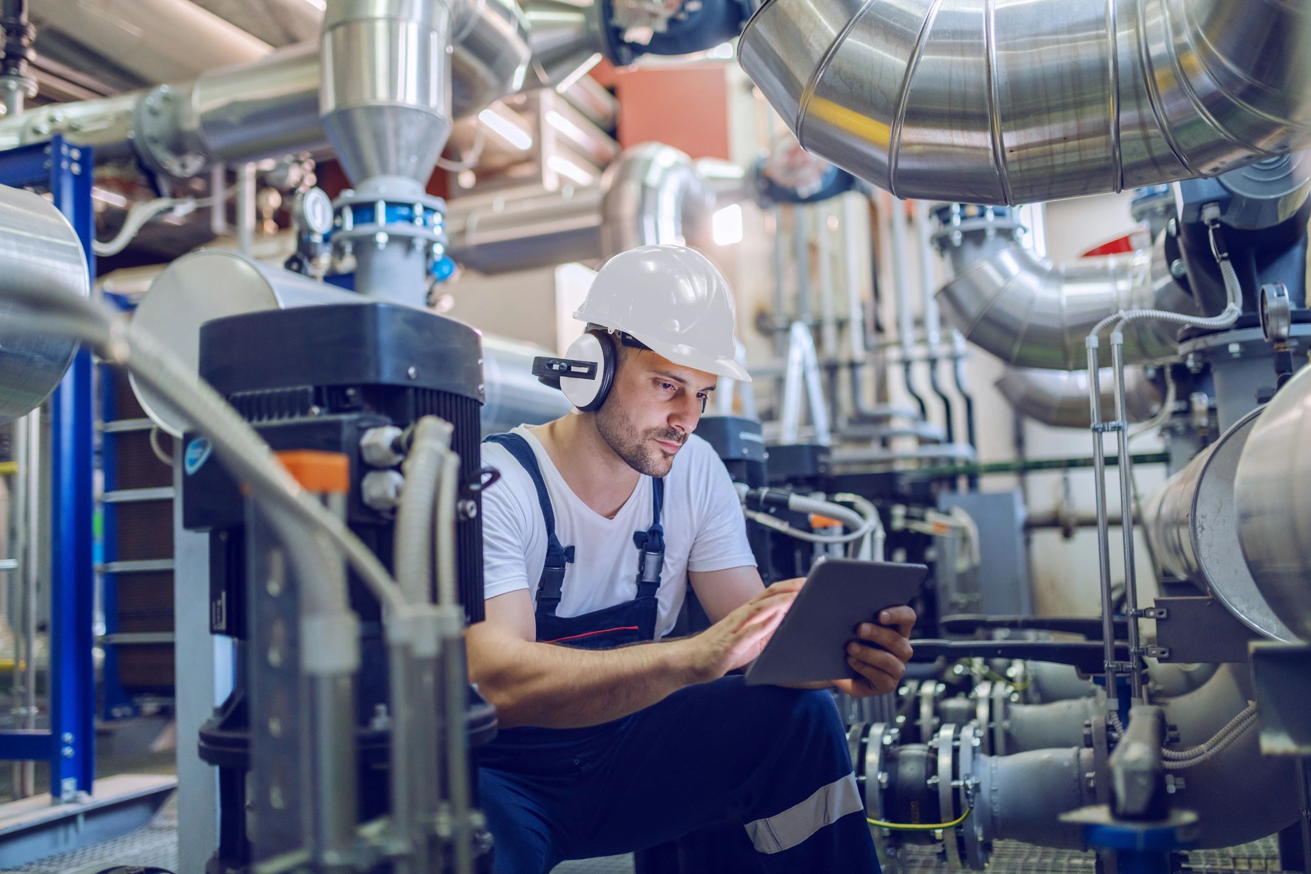 Unreal engine 5 лого. Unreal engine игровой движок. Охрана труда. Каска строителя. 4 engineers.