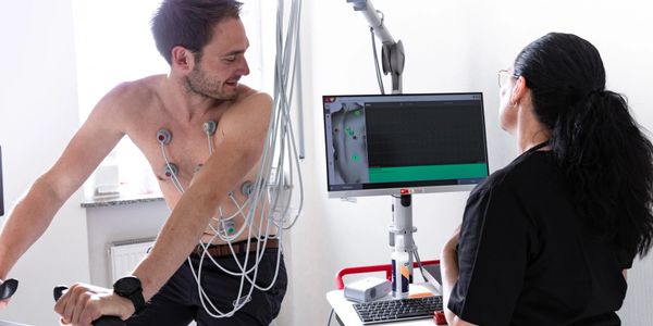 Das Belastungs-EKG ist eine Methode, bei der Elektroden am Körper des Patienten angebracht werden. 