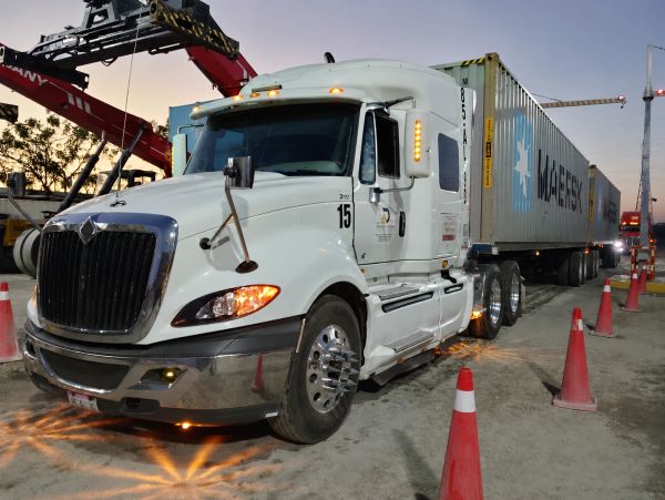 Unidad modelo 2019 transporte de carga contenerizada 