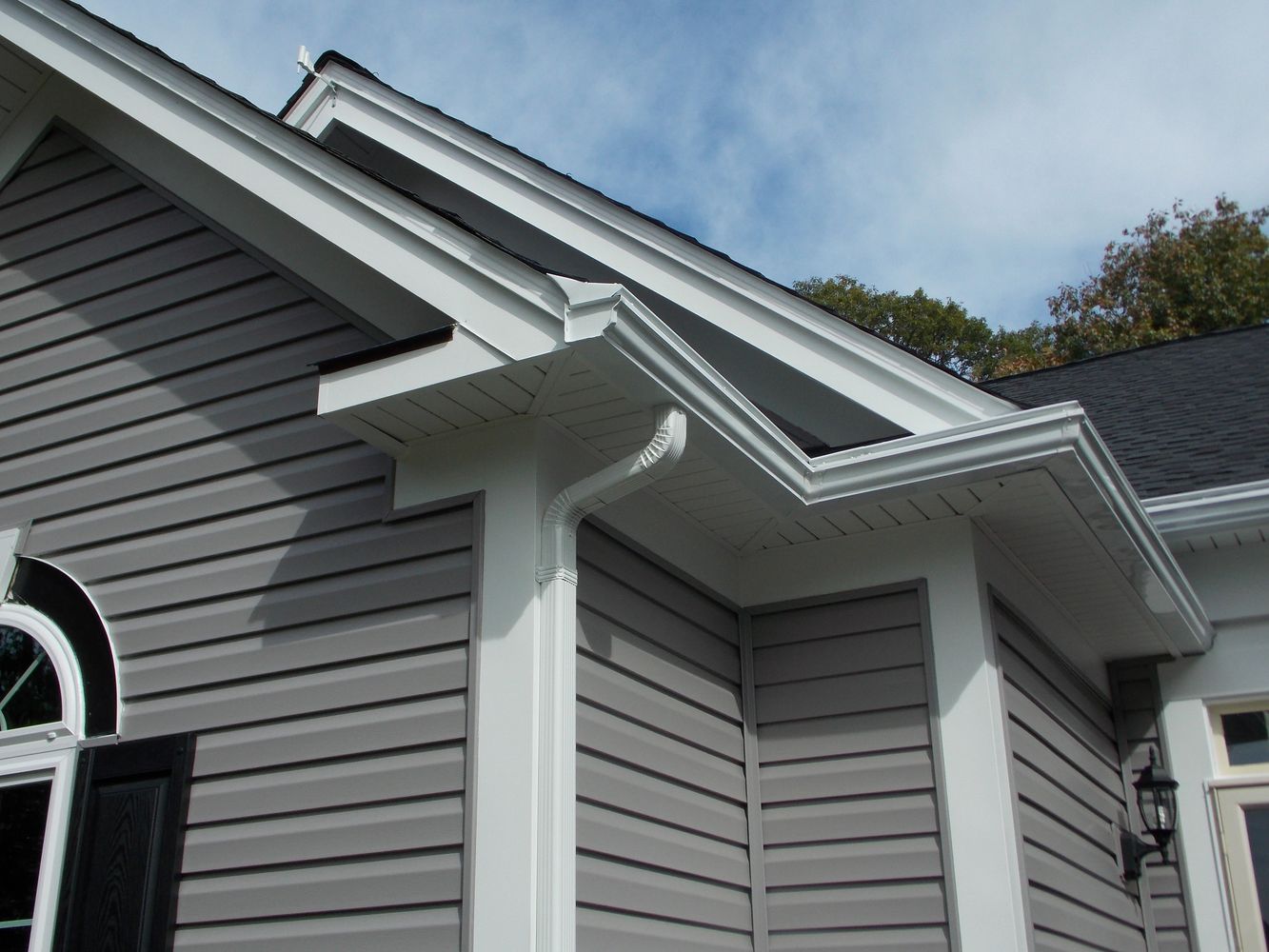 Seamless aluminum gutter installation