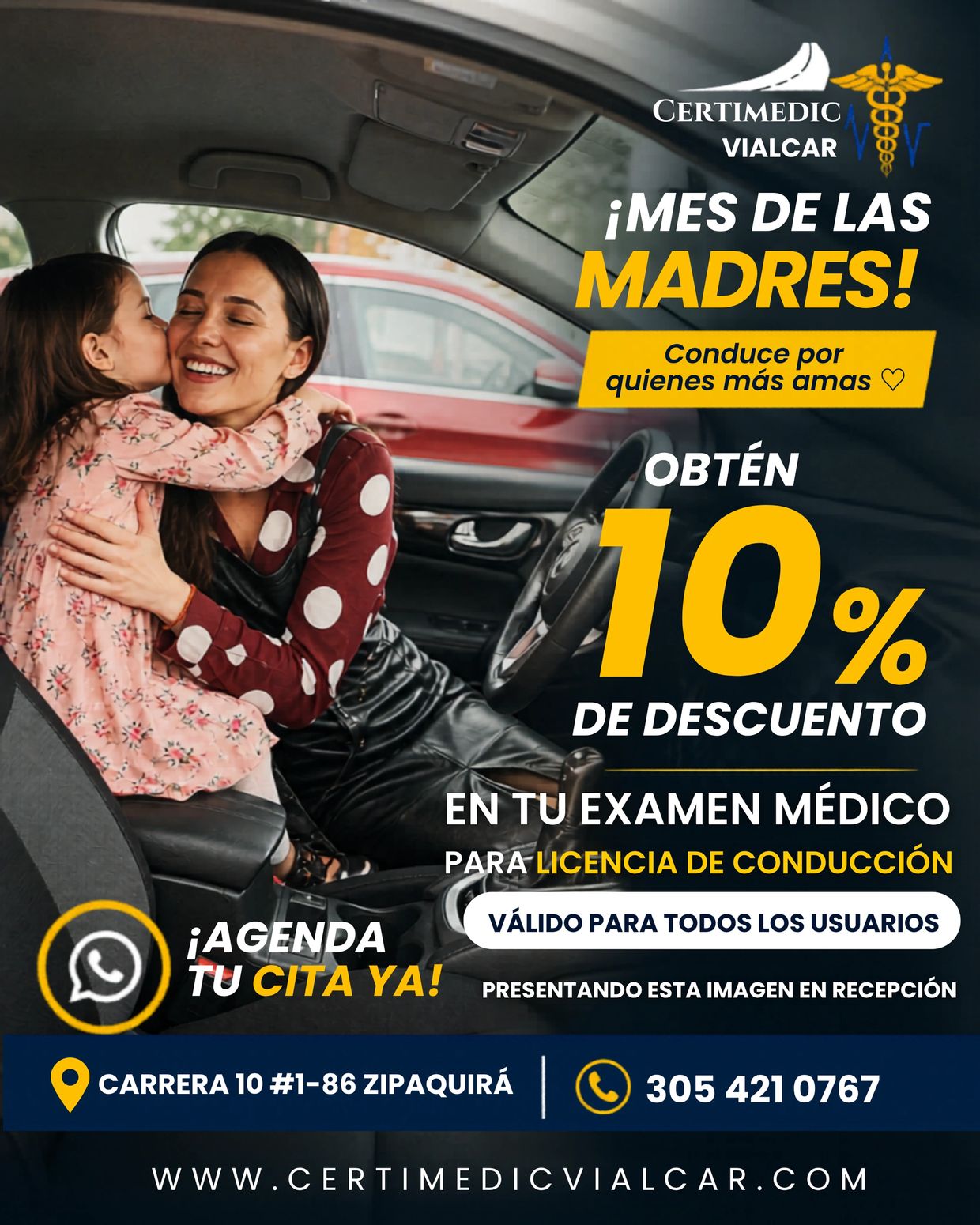 Madre y niña abrazándose en un auto, promoviendo un descuento en exámenes médicos para licencias de conducción.