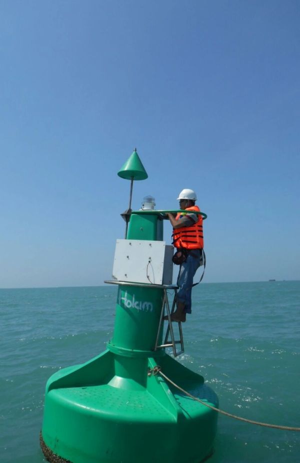 Perbaikan perawatan pelampung suar/Light Buoy Sealite Nautilus 2200