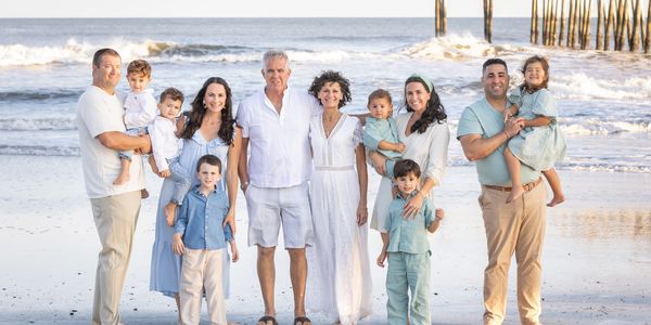 The Froumy Family on the beach in september 2023 
mom, dad, grandparents, siblings, cousins
