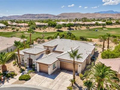 One-of-a-kind custom 7120 model in the prestigious guard-gated golf course community of Siena! Fabul