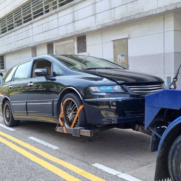 黑色汽车被拖车拖走。