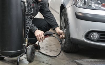 Checking tyre pressure