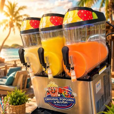 Slush-Eismaschine mit drei bunten Behältern am Strand.