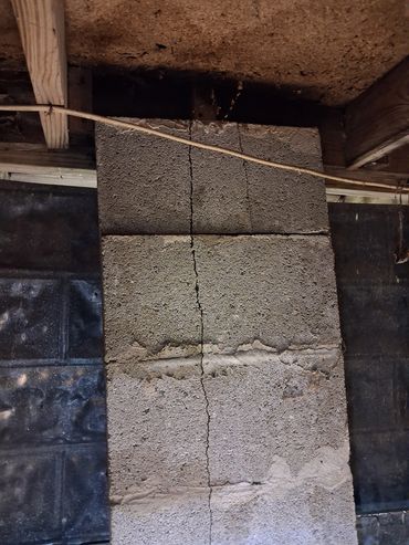 Large vertical fracture in a concrete block foundation wall found during a Kelso, TN home inspection