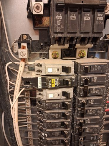 Eaton AFCI breaker installed in a GE 200 amp breaker panel.