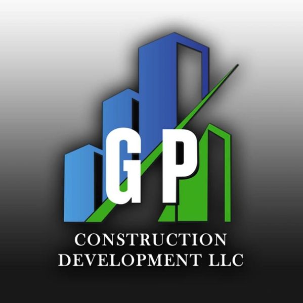 Logo de empresa de construcción con letras GP y edificios azules y verdes.