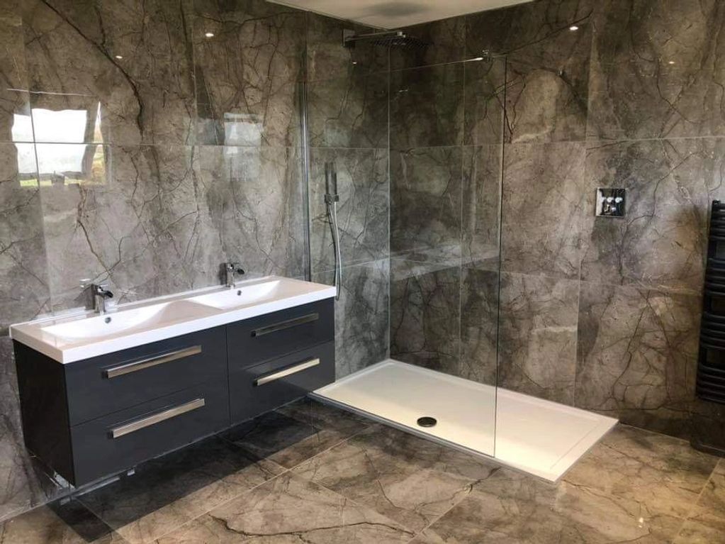 Fully tiled wet room with 80x80 marble effect porcelain