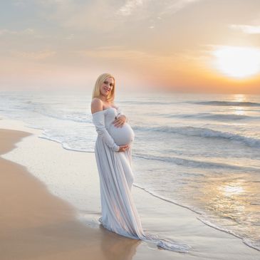 Mujer embarazada en la playa al atardecer.
