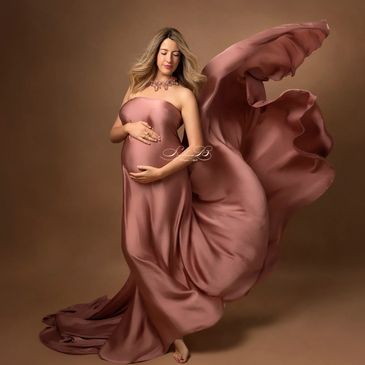 Mujer embarazada con vestido fluido color rosa.