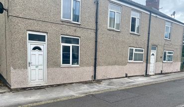 External pebble dashing below windows 
across 3 properties 
Ready for exterior painting 
