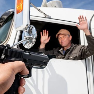 Simulación de asalto a conductor de camión como ejemplo de riesgo en carretera