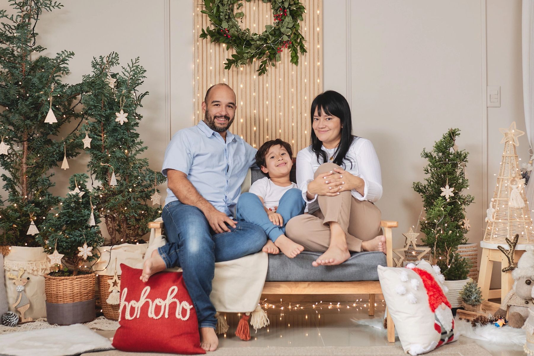 Familia en medio de un set de navidad con estilo nórdico