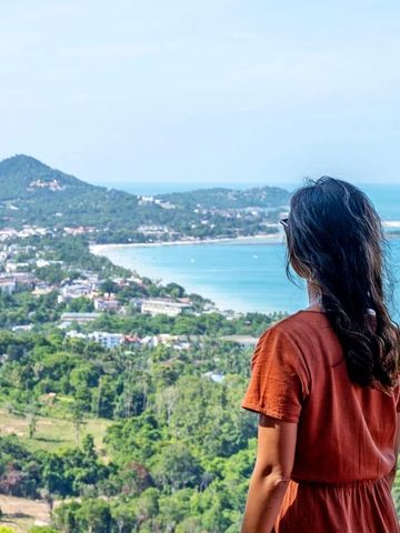 女人俯瞰海滨城市景色。