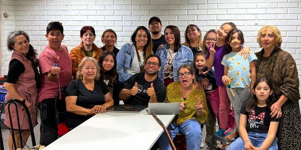 Grupo diverso posando juntos en una habitación.