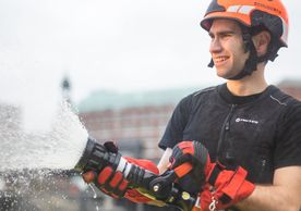 Firefighter wearing INUTEQ-PAC Bodycool Pro vest with water hose