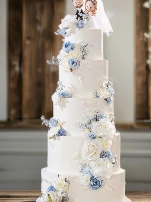 Wedding cake with blue and white flowers 