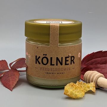 Kölner Veedelshonig im 250g Glas. Es handelt sich um Blütenhonig mit viel Linde. Cremig gerührt.