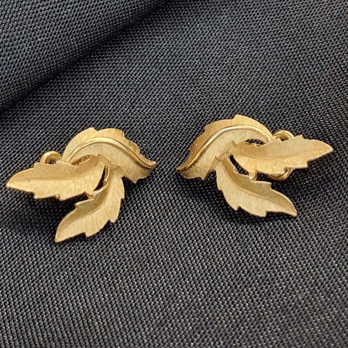 Vintage Trifari Gold Tone Leaf Earrings