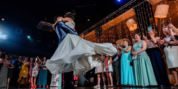 Pareja de novios en la apertura del baile nupcial