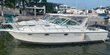 Yate blanco atracado en un muelle.